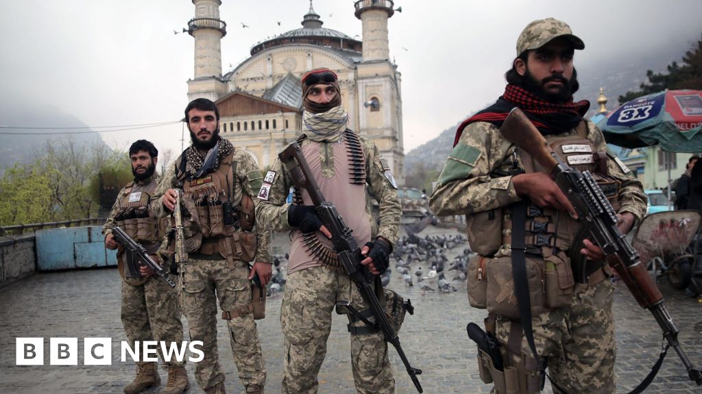 Pakistan Afgan üniversitesine saldırmakla suçlanıyor