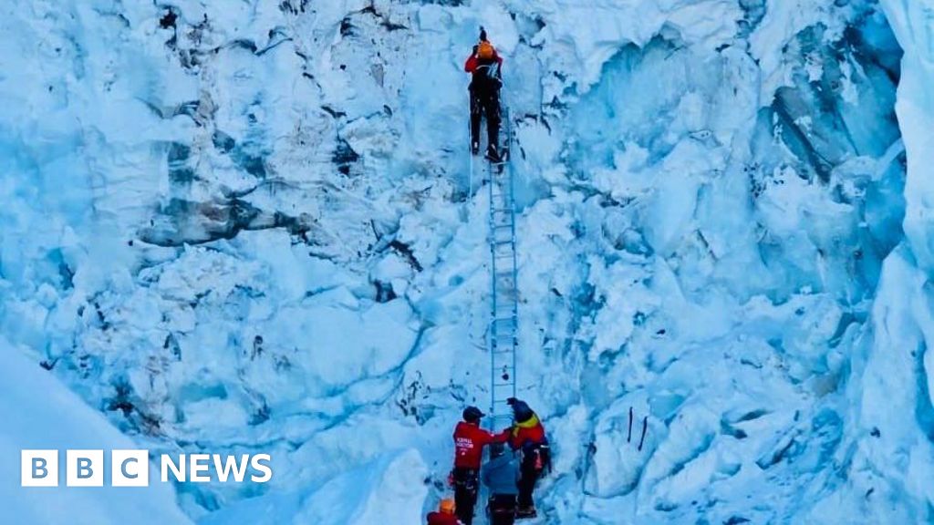 Devasa buz kütlesinin ardından Everest'e tırmananların yolu açıldı