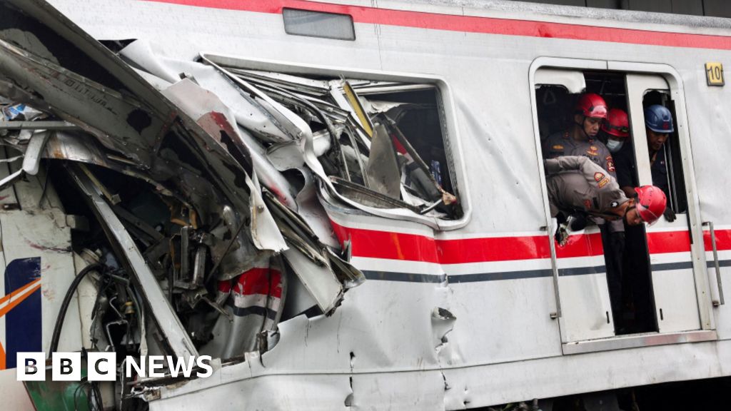 Kurtarma ekipleri ölümcül Endonezya kazasından sonra trenin içinde mahsur kalanları kurtarmak için yarışıyor