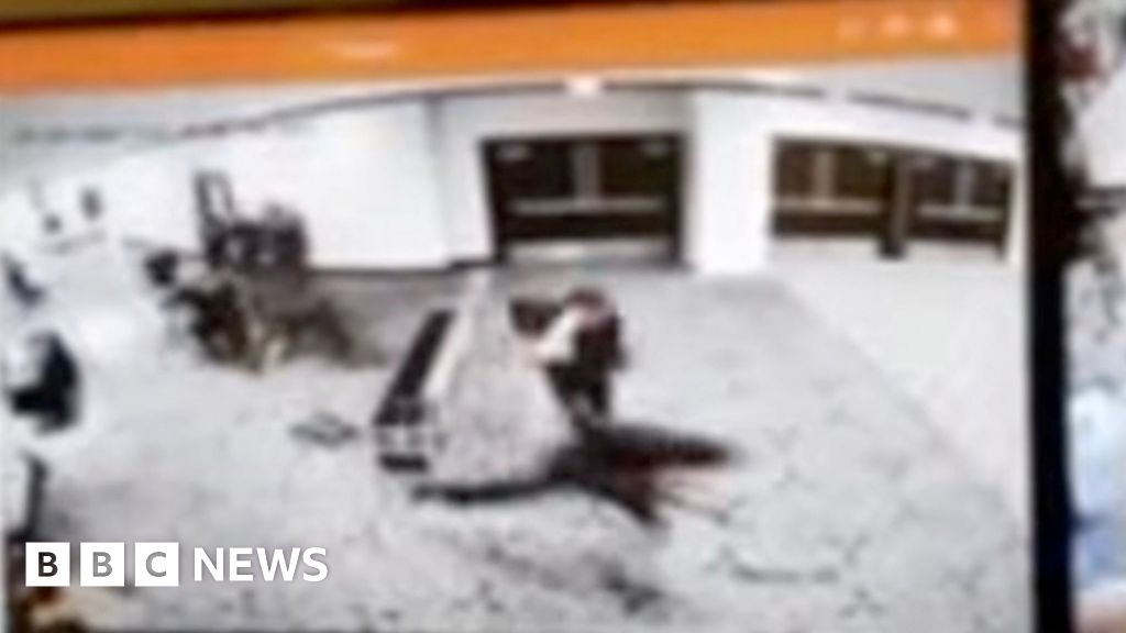 Videoda muhabirlerin akşam yemeği şüphelisinin kontrol noktası görülüyor